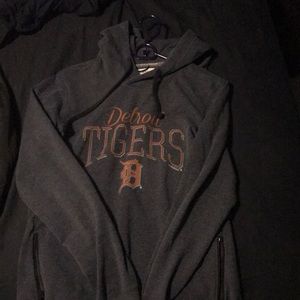 Women’s Detroit Tigers hoodie with zip pockets